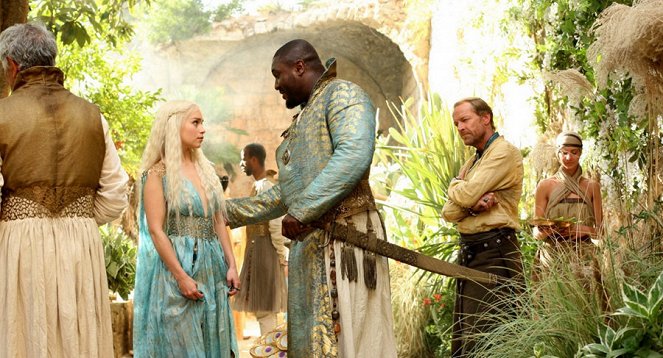 Game Of Thrones - Season 2 - Der Geist von Harrenhal - Filmfotos - Emilia Clarke, Nonso Anozie, Iain Glen