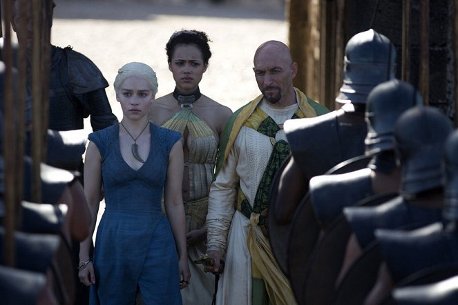 Game Of Thrones - Valar Dohaeris - Filmfotos - Emilia Clarke, Nathalie Emmanuel, Dan Hildebrand