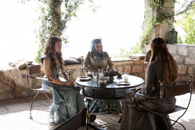 Game of Thrones - Season 3 - Dark Wings, Dark Words - Photos - Natalie Dormer, Diana Rigg