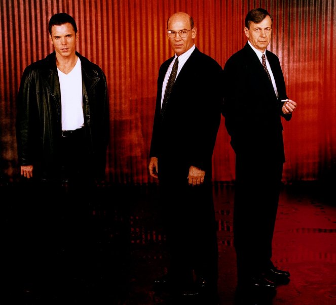 Akte X - Die unheimlichen Fälle des FBI - Season 4 - Werbefoto - Nicholas Lea, Mitch Pileggi, William B. Davis