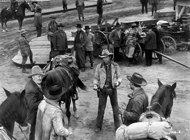 Cowboy az aranyásók között - Filmfotók - Walter Brennan, James Stewart
