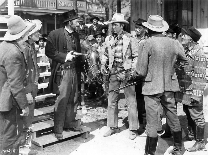 Cowboy az aranyásók között - Filmfotók - John McIntire, James Stewart