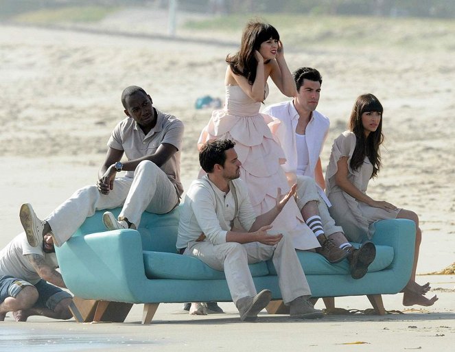 Kolme Miestä ja Tyttö - Kuvat kuvauksista - Lamorne Morris, Jake Johnson, Zooey Deschanel, Max Greenfield, Hannah Simone