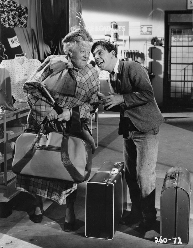 Trouble in Store - Filmfotók - Margaret Rutherford, Norman Wisdom