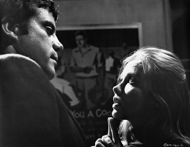 Take a Girl Like You - Filmfotos - Oliver Reed, Hayley Mills