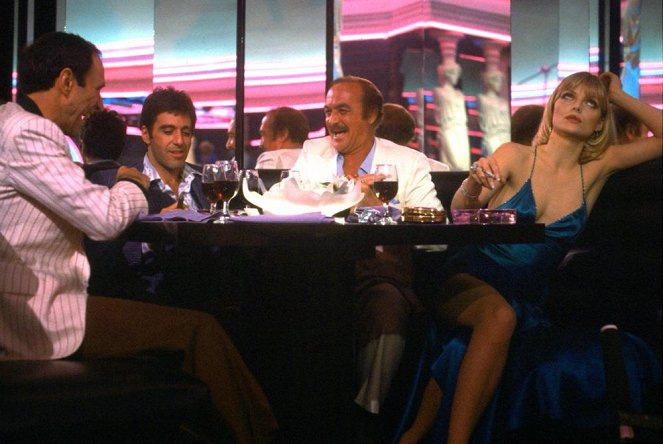 Scarface - Van film - F. Murray Abraham, Al Pacino, Robert Loggia, Michelle Pfeiffer