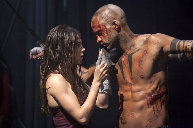 The 100 - Konfrontation - Filmfotos - Marie Avgeropoulos, Ricky Whittle