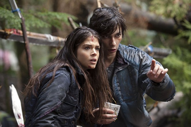The 100 - Day Trip - Photos - Marie Avgeropoulos, Devon Bostick