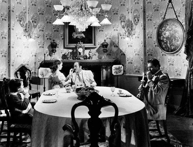 Swingin lumoissa - Kuvat elokuvasta - Adolphe Menjou