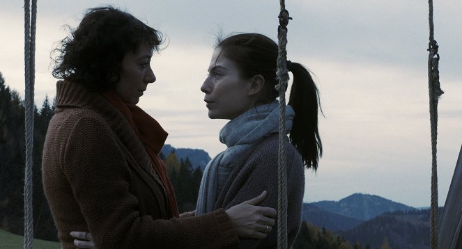 Oktober November - De la película - Ursula Strauss, Nora von Waldstätten