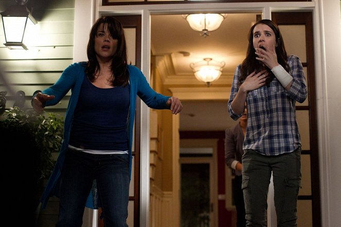 Scream 4 - Photos - Neve Campbell, Emma Roberts