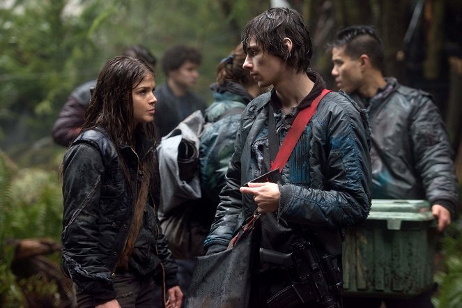 The 100 - We Are Grounders: Part 2 - Photos - Marie Avgeropoulos, Devon Bostick