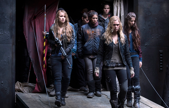 The 100 - Season 1 - We Are Grounders: Part 2 - Photos - Chelsey Reist, Eliza Taylor, Genevieve Buechner