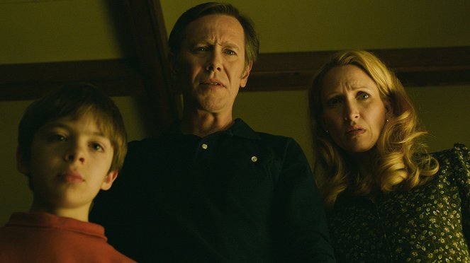 Haunter - Do filme - Peter DaCunha, Peter Outerbridge, Michelle Nolden