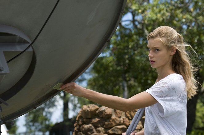 Lightning Point - Wires Crossed - Photos - Lucy Fry
