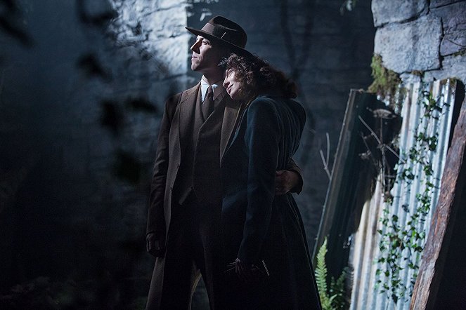 Outlander - Season 1 - Sassenach - Photos - Tobias Menzies, Caitríona Balfe