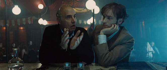 Branded - Filmfotos - Jeffrey Tambor, Ed Stoppard