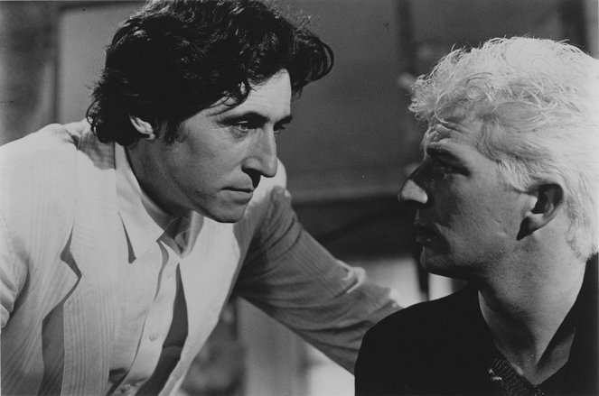 The Courier - Do filme - Gabriel Byrne