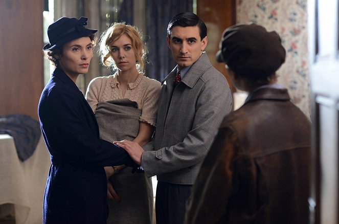 Agatha Christies Poirot - Season 13 - Filmfotos - Elsa Mollien, Vanessa Kirby, Ferdinand Kingsley