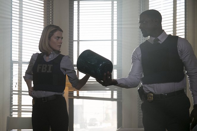 Crisis - This Wasn't Supposed to Happen - Photos - Rachael Taylor, Lance Gross