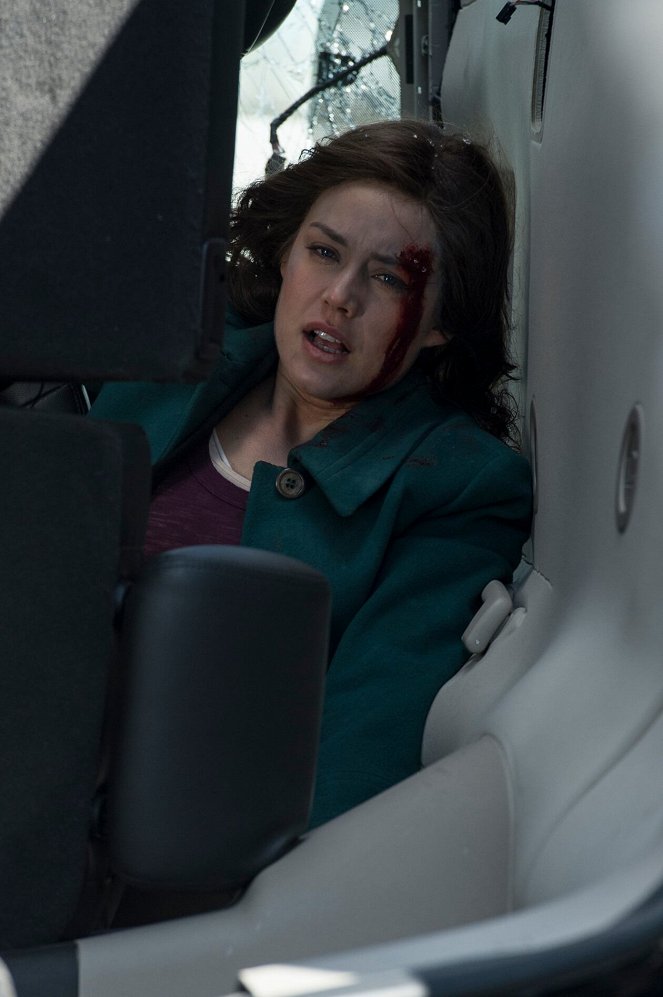 The Blacklist - Season 1 - Pilot - Van film - Megan Boone