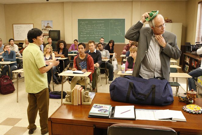 Community - Spanish 101 - Photos - Ken Jeong, Danny Pudi, Joel McHale, Chevy Chase