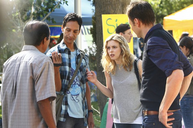 Community - Introduction to Film - Photos - Danny Pudi, Gillian Jacobs