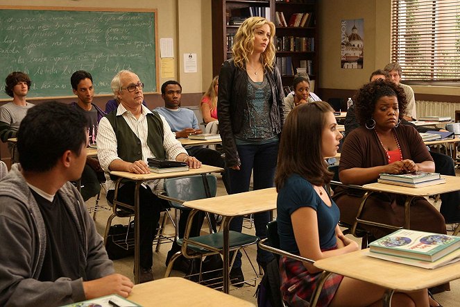 Community - Advanced Criminal Law - Photos - Danny Pudi, Chevy Chase, Donald Glover, Gillian Jacobs, Alison Brie, Yvette Nicole Brown