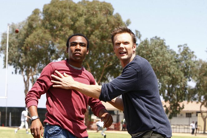 Community - Football, Feminism and You - Do filme - Donald Glover, Joel McHale