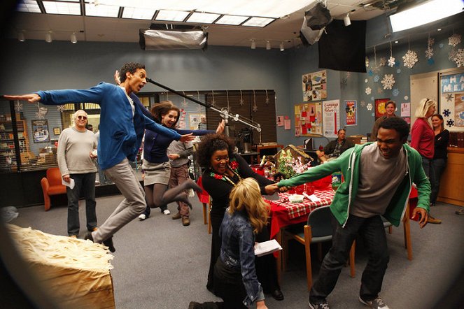 Community - Die Weihnachtsschlacht - Dreharbeiten - Chevy Chase, Danny Pudi, Alison Brie, Yvette Nicole Brown, Donald Glover