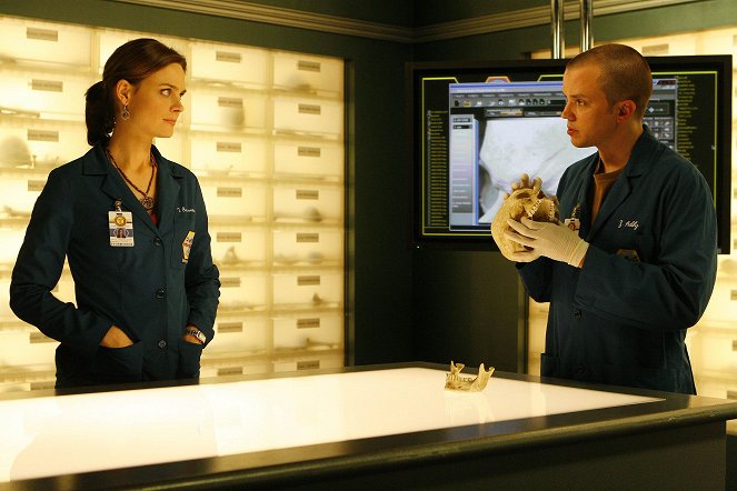 Dr. Csont - Season 3 - Bűnjelek a trezorban - Filmfotók - Emily Deschanel, Eric Millegan