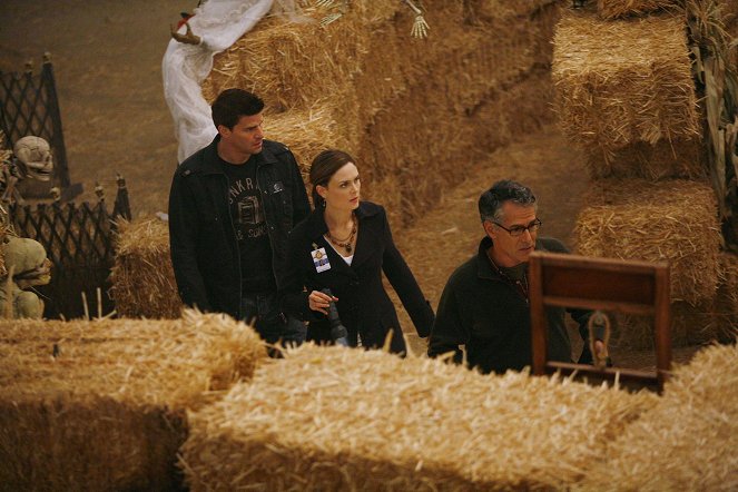 Bones - Mummy in the Maze - Photos - Emily Deschanel, David Boreanaz, Terry Rhoads