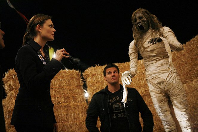 Bones - Season 3 - Mummy in the Maze - Photos - Emily Deschanel, David Boreanaz
