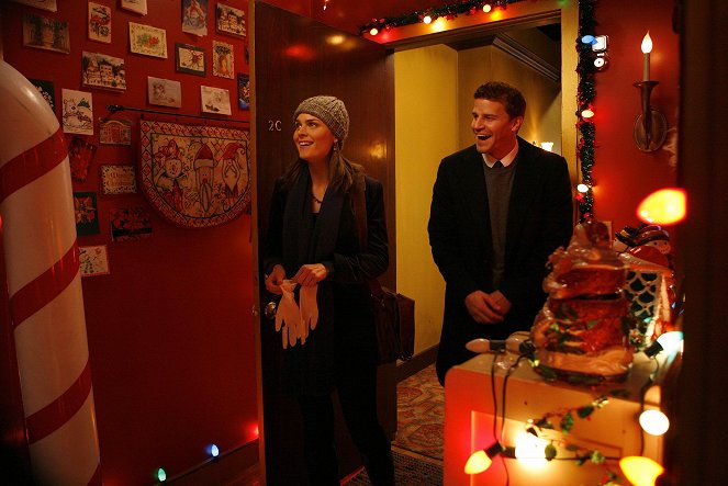 Bones - Season 3 - Joulupukki likakaivossa - Kuvat elokuvasta - Emily Deschanel, David Boreanaz