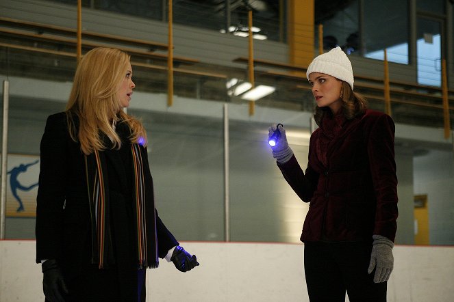 Bones - Season 4 - Fire in the Ice - Photos - Marisa Coughlan, Emily Deschanel