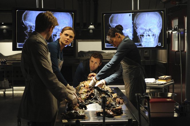 Bones - Die Knochenjägerin - Hennen, Hahn und Hinterlist - Filmfotos - Emily Deschanel, T.J. Thyne, Tamara Taylor