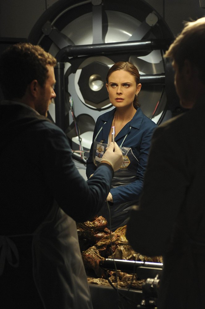 Bones - Un tipo duro entre gallinas - De la película - Emily Deschanel