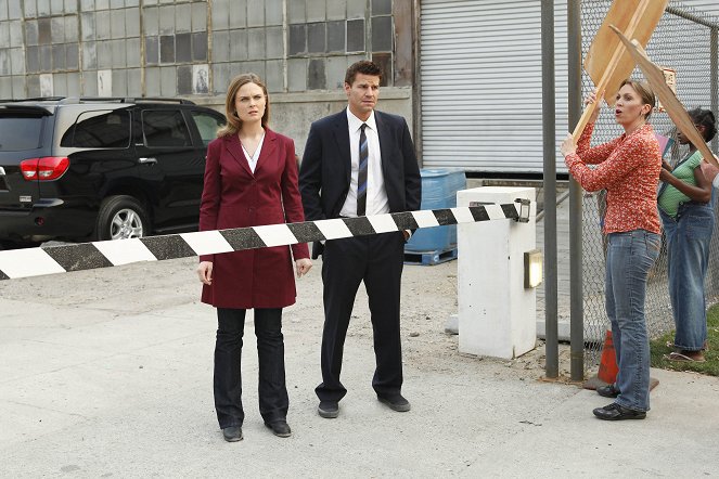 Bones - The Tough Man in the Tender Chicken - Photos - Emily Deschanel, David Boreanaz