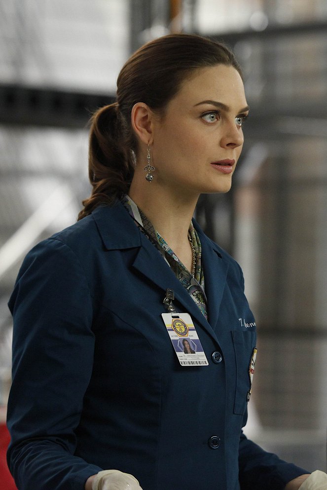 Bones - Season 5 - The Predator in the Pool - Photos - Emily Deschanel