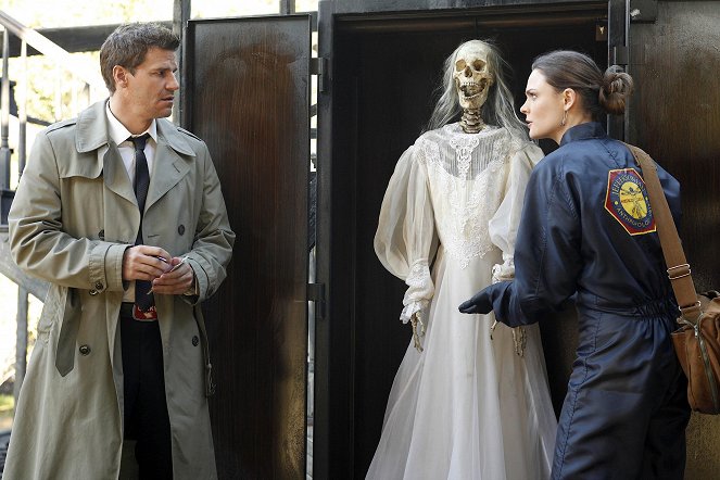 Bones - The Witch in the Wardrobe - Photos - David Boreanaz, Emily Deschanel