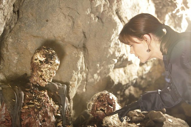 Kości - Para w jaskini - Z filmu - Emily Deschanel