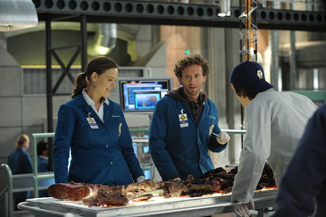 Bones - The Bump in the Road - Photos - Emily Deschanel, T.J. Thyne