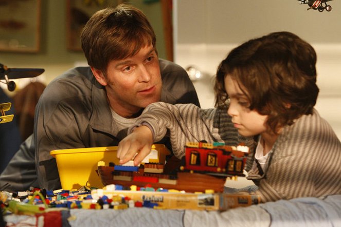 Parenthood - Season 1 - Pilot - Photos - Peter Krause, Max Burkholder