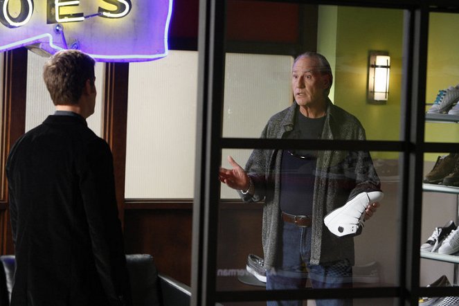 Parenthood - Season 1 - Man Versus Possum - Photos - Craig T. Nelson