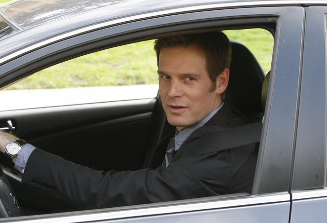 Parenthood - Season 1 - What's Goin' on Down There? - Photos - Peter Krause