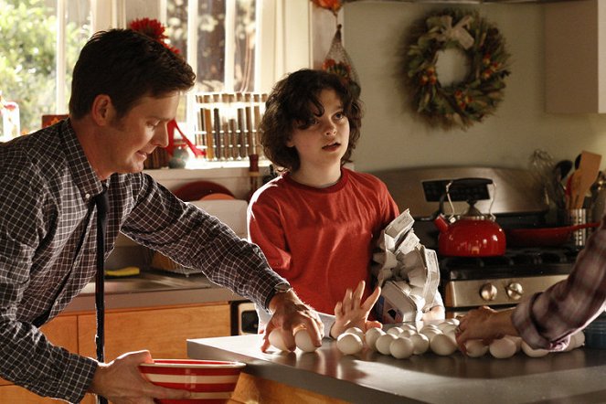 Parenthood - Season 2 - Put Yourself Out There - Photos - Peter Krause, Max Burkholder