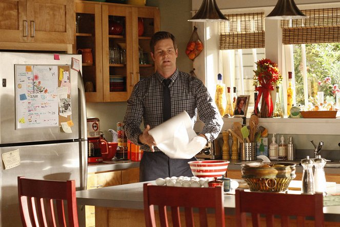 Parenthood - Season 2 - Put Yourself Out There - Photos - Peter Krause