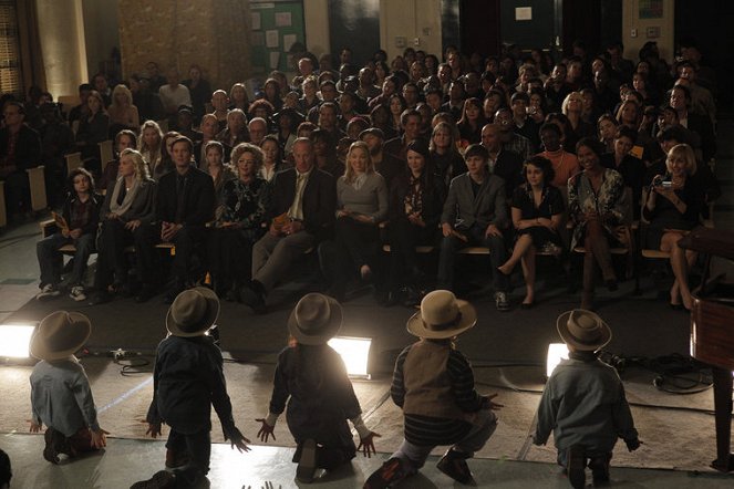 Famílie - Opening Night - Z filmu - Max Burkholder, Monica Potter, Peter Krause, Bonnie Bedelia, Craig T. Nelson, Erika Christensen, Lauren Graham, Miles Heizer, Mae Whitman, Joy Bryant