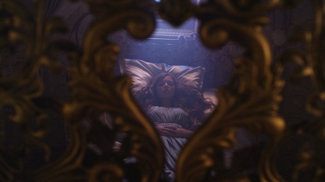 Sleeping Beauty - Do filme - Grace Van Dien