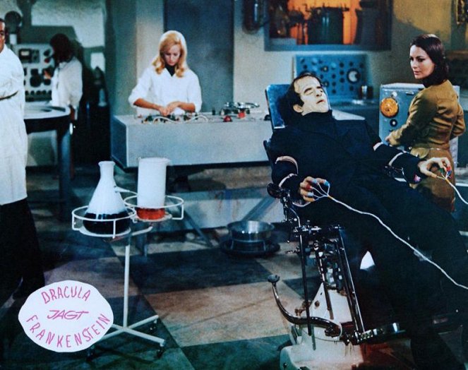 Dracula contre Frankenstein - Cartes de lobby - Ferdinando Murolo, Karin Dor